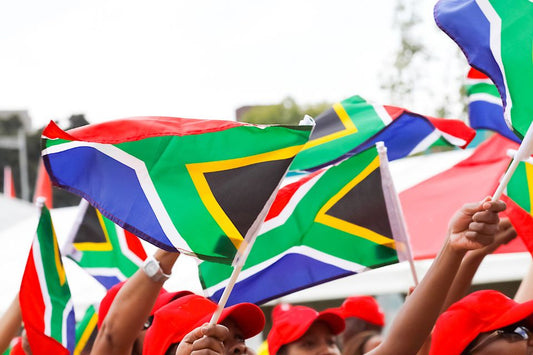 Groupe de personnes agitant le drapeau sud-africain