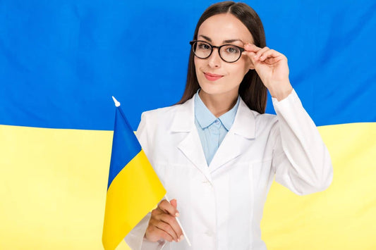 Médecin tenant un drapeau ukrainien