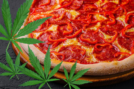 pizza et feuilles de cannabis