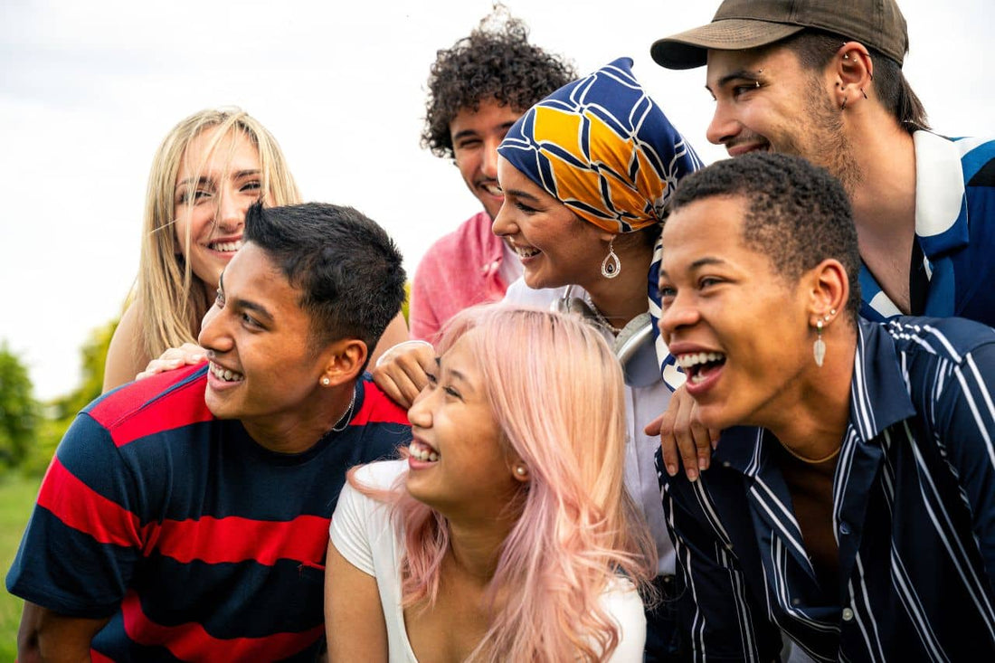 groupe de jeunes adultes en plein air