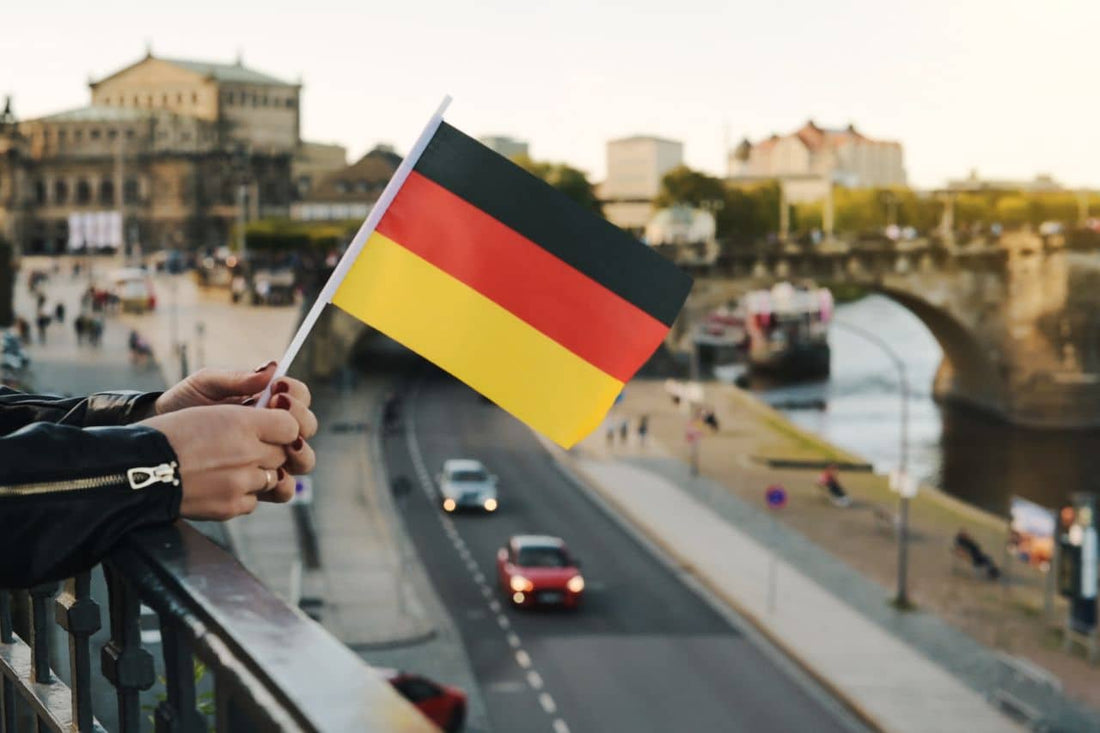 Une femme tient un drapeau allemand