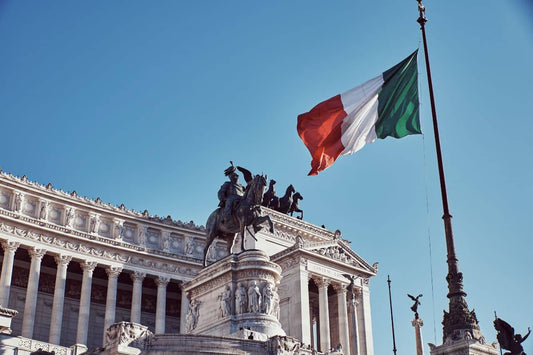 Monument à la patrie avec drapeau italien