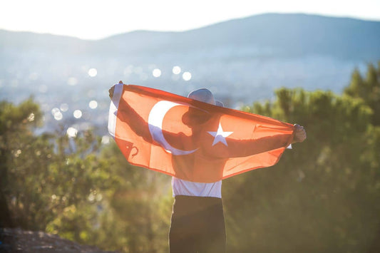 Homme tenant le drapeau de la Turquie