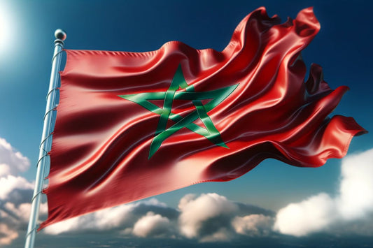 brandissant le drapeau du Maroc