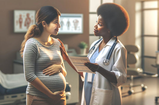 Un médecin s'adressant à une femme enceinte
