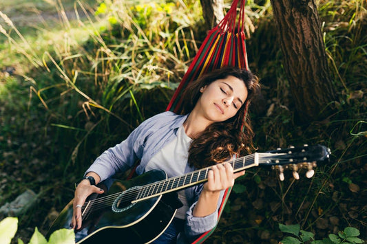 Une fille jouant de la guitare