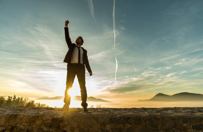 Un homme très motivé lève les bras