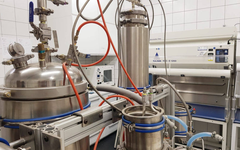 Équipement de traitement et de filtration en acier inoxydable dans le laboratoire de Formula Swiss