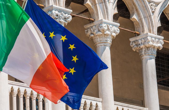 Agitant le drapeau italien et celui de l'UE