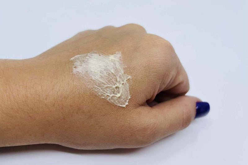 Crème au CBD étalée en fine couche sur le dos d’une main et les jointures