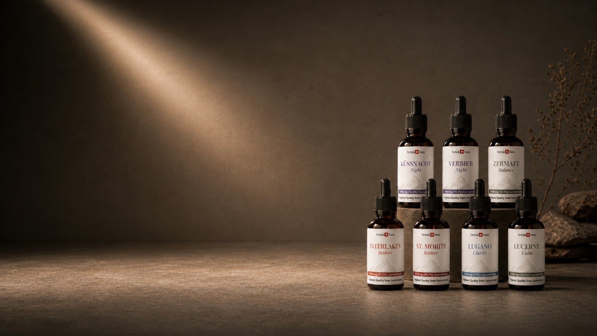 Formule Swiss CBD collection d'huile avec sept bouteilles de compte-gouttes ambrés disposées dans un cadre de studio haut de gamme.