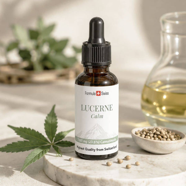 Formule Swiss Lucerne Calm CBD bouteille d'huile avec feuilles de chanvre, graines de chanvre et huile botanique dorée.